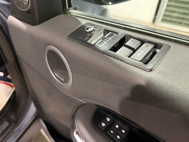 Land Rover Discovery 3.0 D300 Se Commercial Grey #13