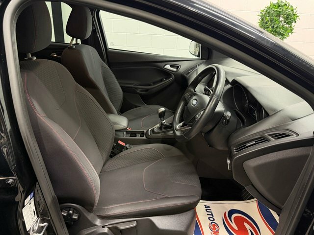 Ford Focus 1.0T Ecoboost St-line Hatchback Black #2
