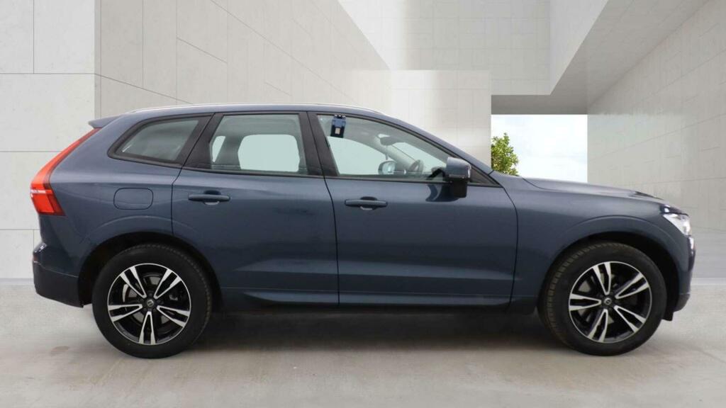 Volvo XC60 Momentum Blue #4