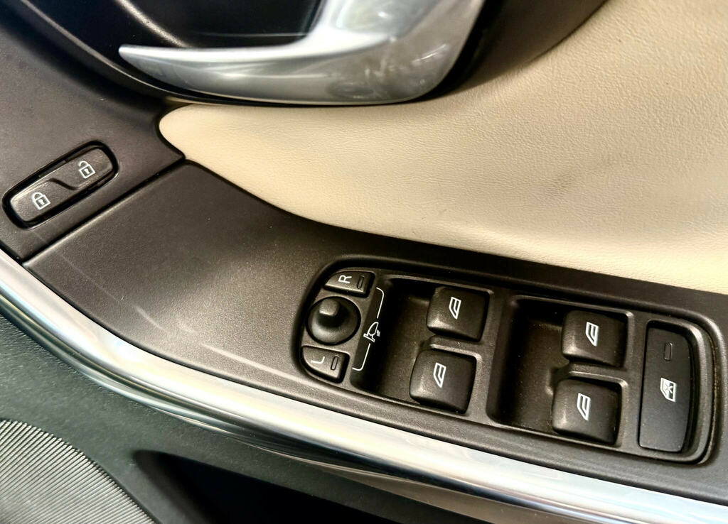 Volvo XC60 2.4 D5 R-design Nav Awd 212 Bhp Grey #42