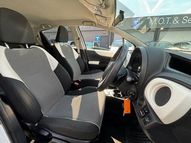 Toyota Yaris 1.5 Vvt-h Icon Plus White #37
