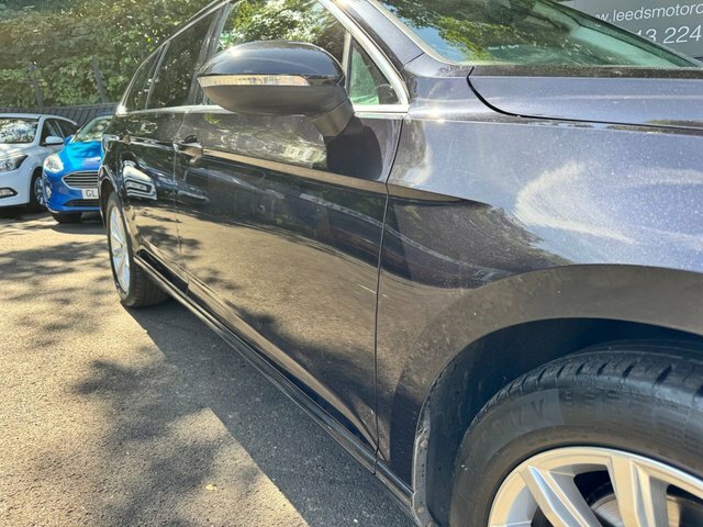 Volkswagen Passat Estate Black #2