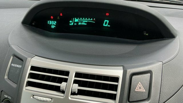 Toyota Yaris Vvt-i Zinc Silver #6