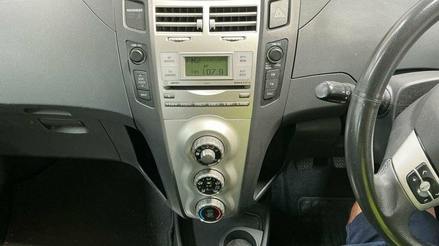 Toyota Yaris Vvt-i Zinc Silver #5