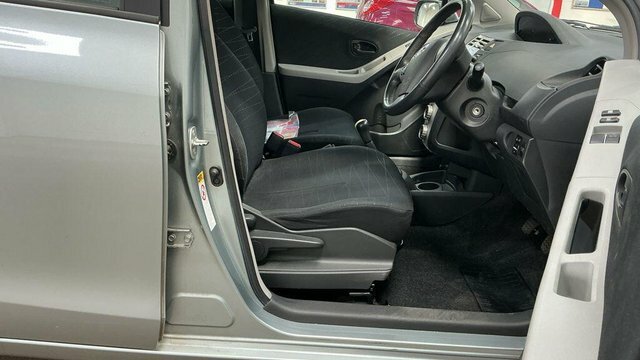 Toyota Yaris Vvt-i Zinc Silver #2