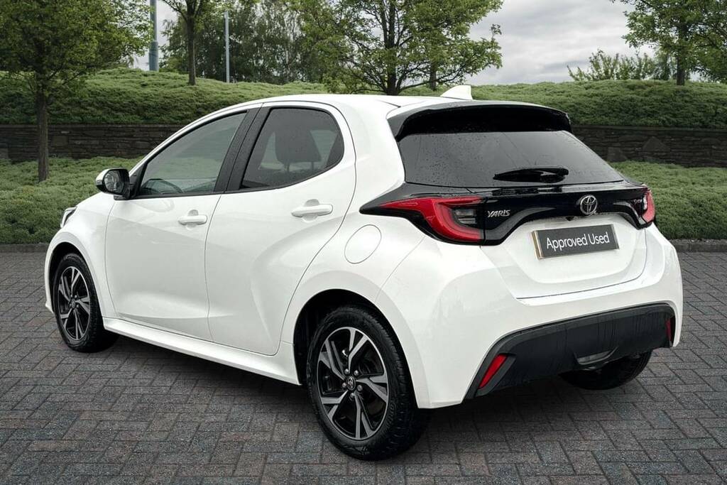 Toyota Yaris 1.5 Hybrid Design Cvt MM74FKT White #3