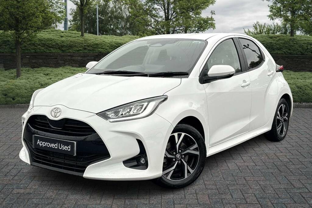 Toyota Yaris 1.5 Hybrid Design Cvt MM74FKT White #2