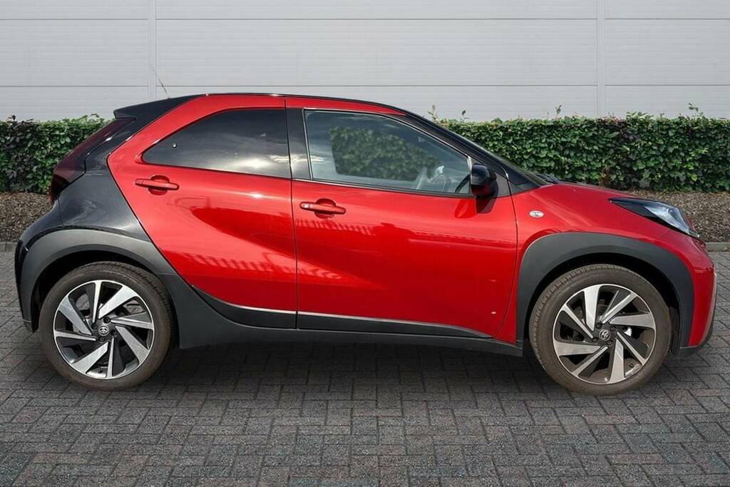 Toyota Aygo X 1.0 Vvt-i Edge FY25RZX Red #4