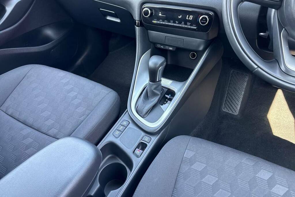Toyota Yaris 1.5 Hybrid Icon Cvt FV74LLG White #6