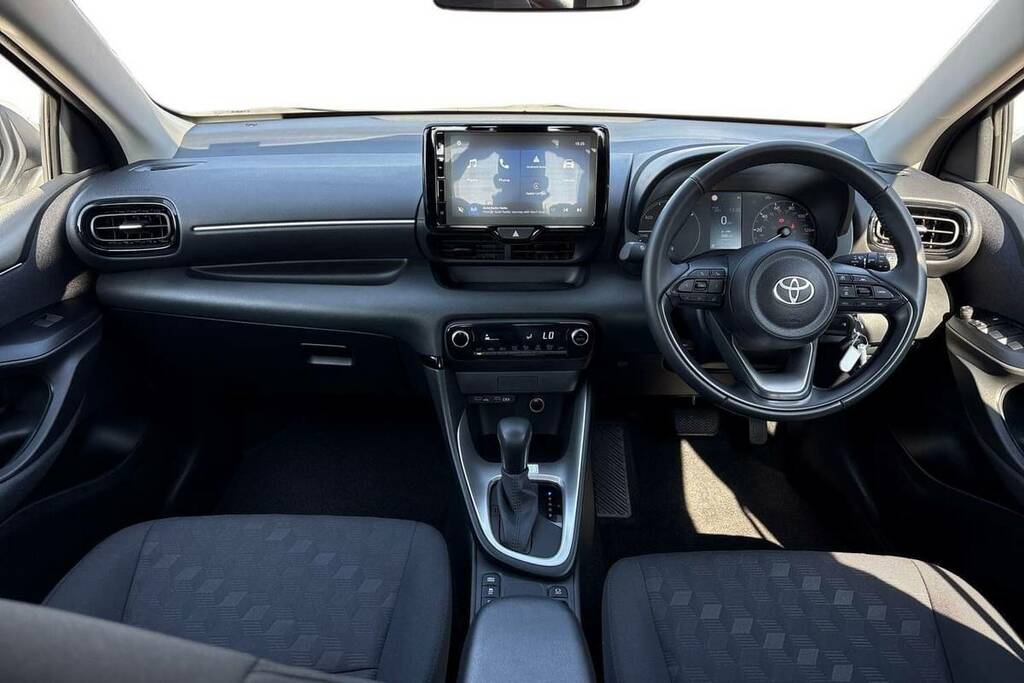 Toyota Yaris 1.5 Hybrid Icon Cvt FV74LLG White #5