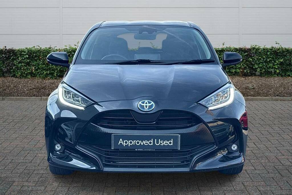 Toyota Yaris 1.5 Hybrid Design Cvt Nav Black #3