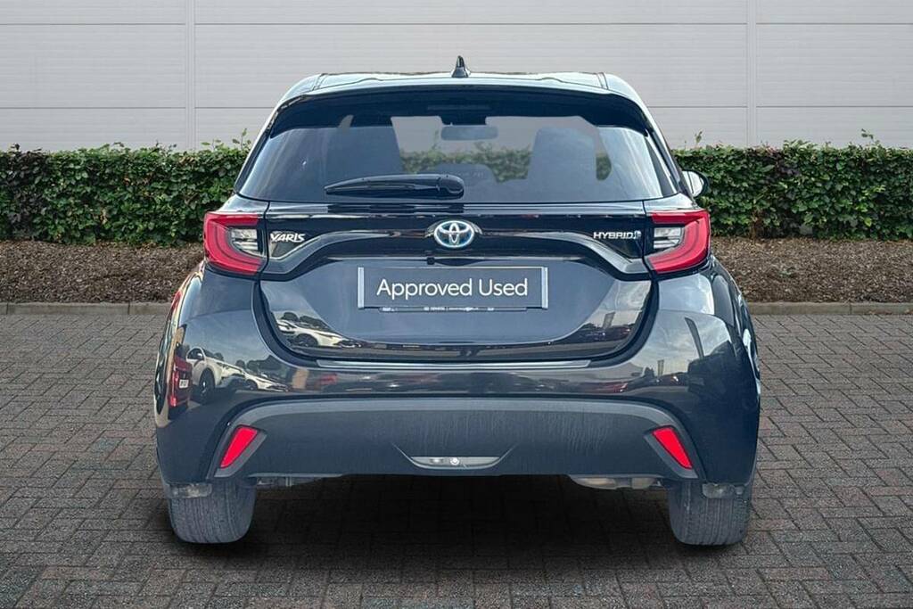 Toyota Yaris 1.5 Hybrid Design Cvt Nav Black #4