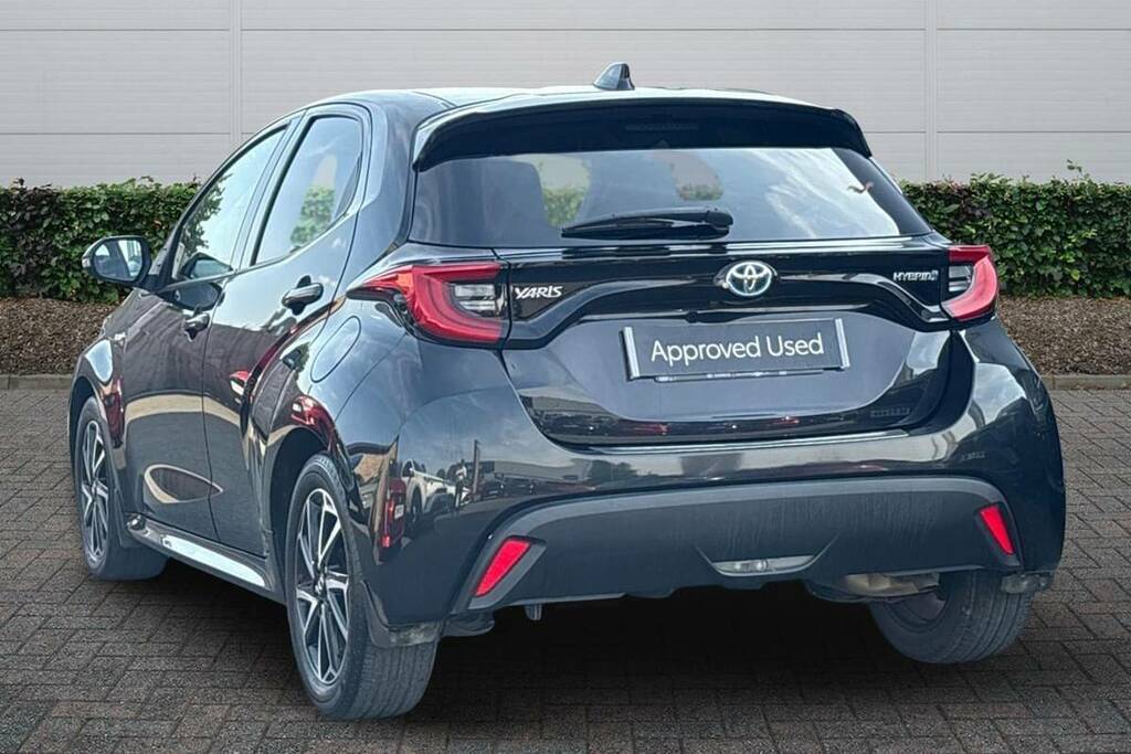 Toyota Yaris 1.5 Hybrid Design Cvt Nav Black #2