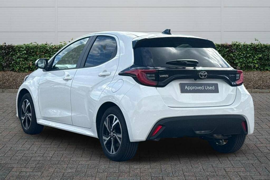 Toyota Yaris 1.5 Hybrid Design Cvt #2