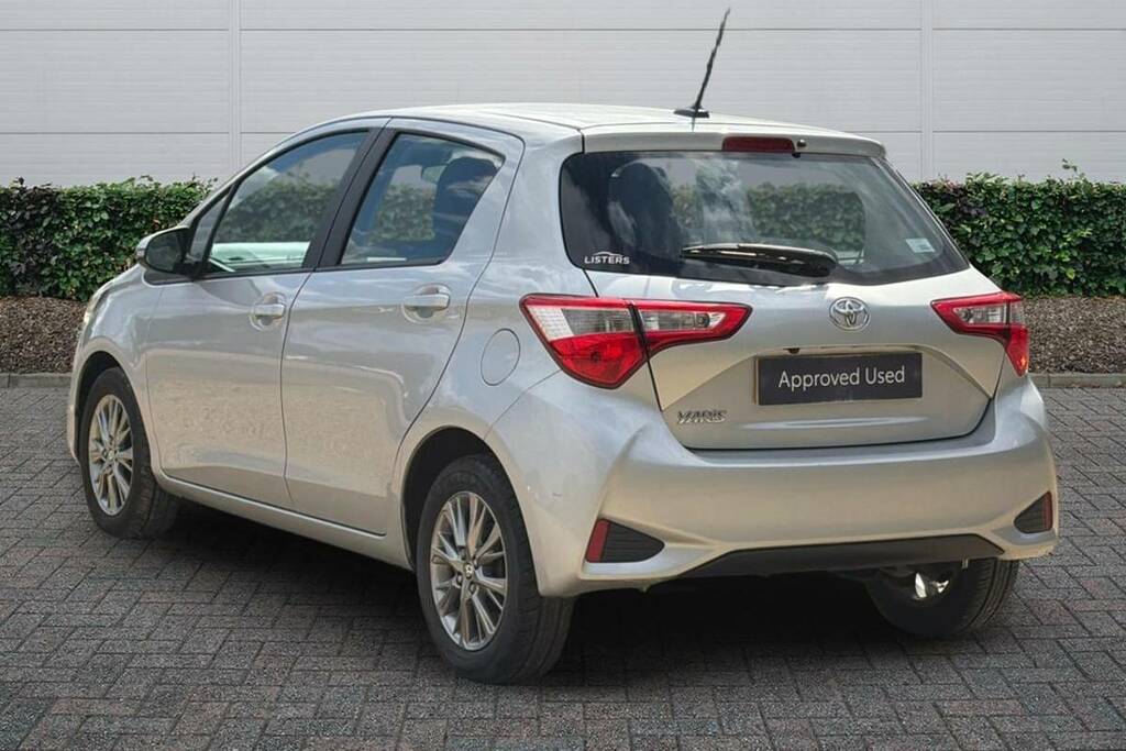 Toyota Yaris 1.5 Vvt-i Icon Cvt Silver #2