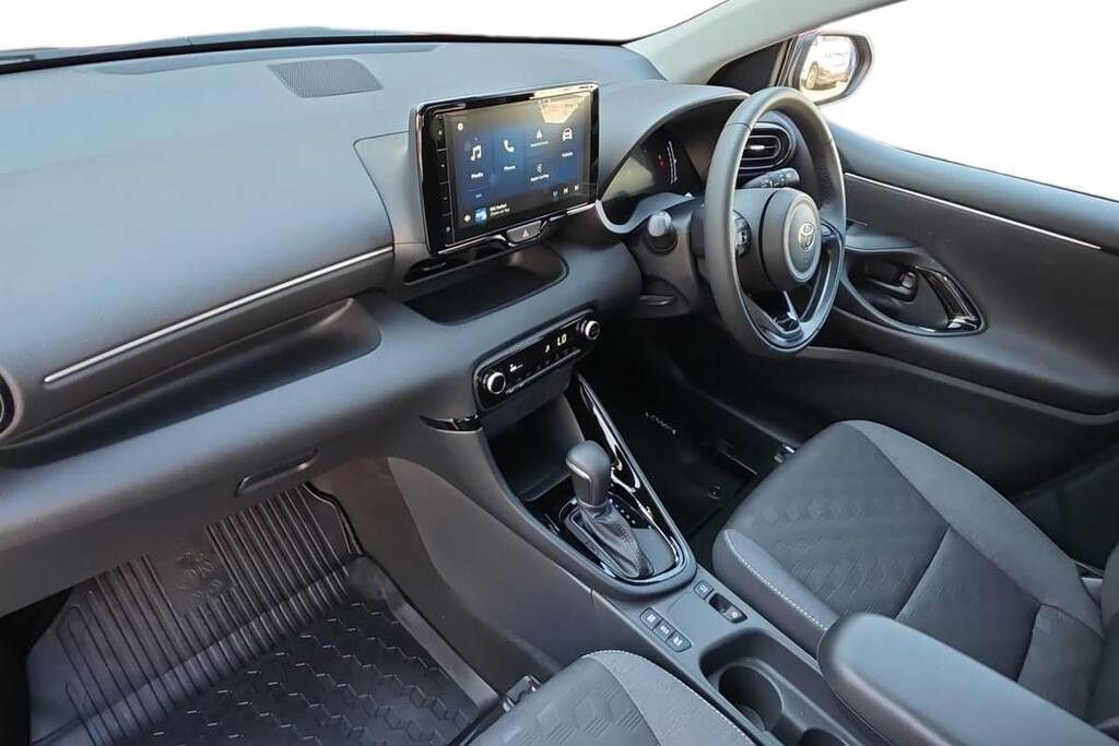 Toyota Yaris 1.5 Hybrid Design Cvt Red #6