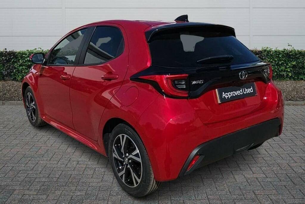 Toyota Yaris 1.5 Hybrid Design Cvt Red
