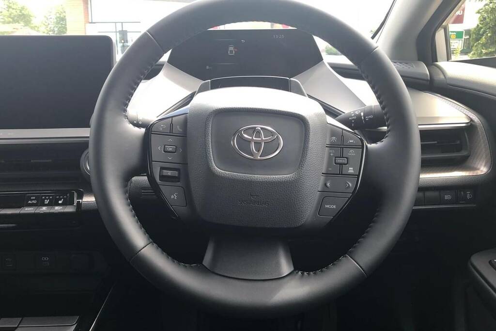 Toyota Prius Saloon 1.5 Cvt 2025 White #10