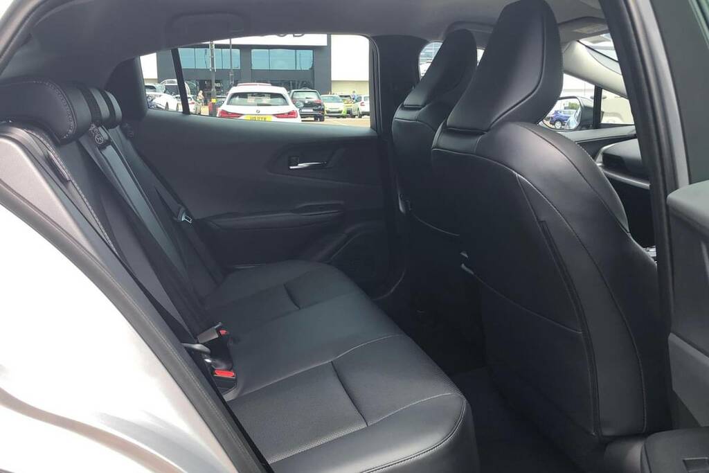 Toyota Prius Saloon 1.5 Cvt 2025 White #17