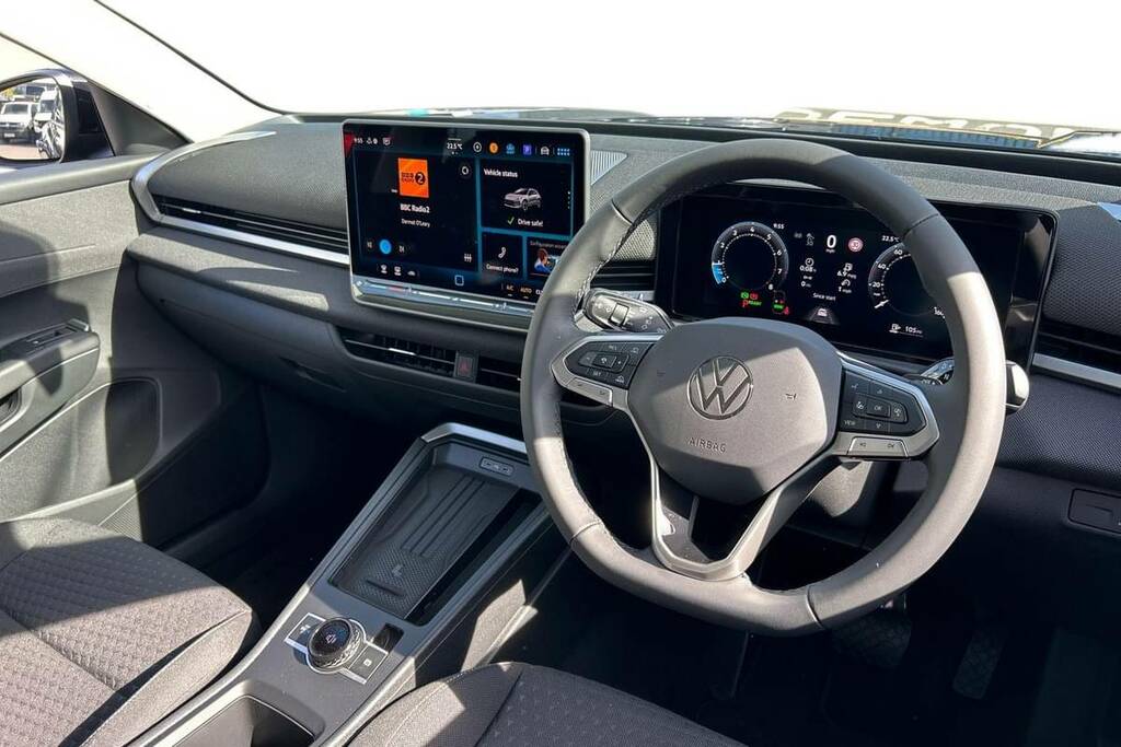 Volkswagen T-Roc 1.5 Etsi Life Dsg Black #4