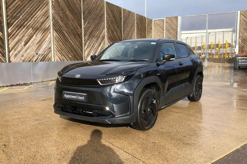 Toyota Urban Cruiser 128Kw Design 61Kwh Black #6
