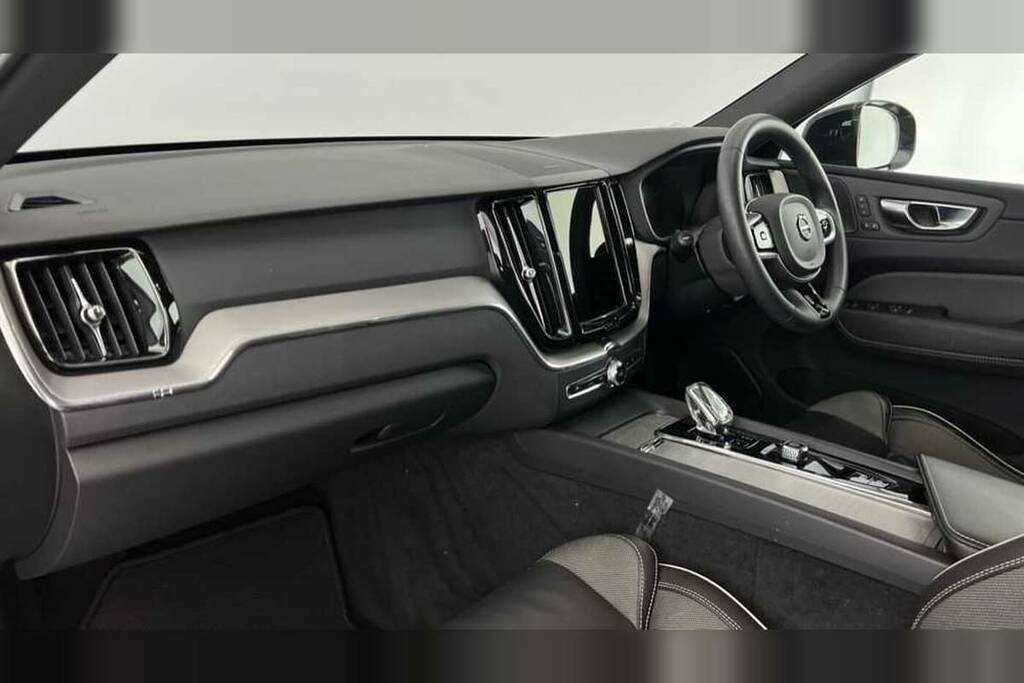 Volvo XC60 2.0 B4d Plus Dark Awd Geartronic Black #4