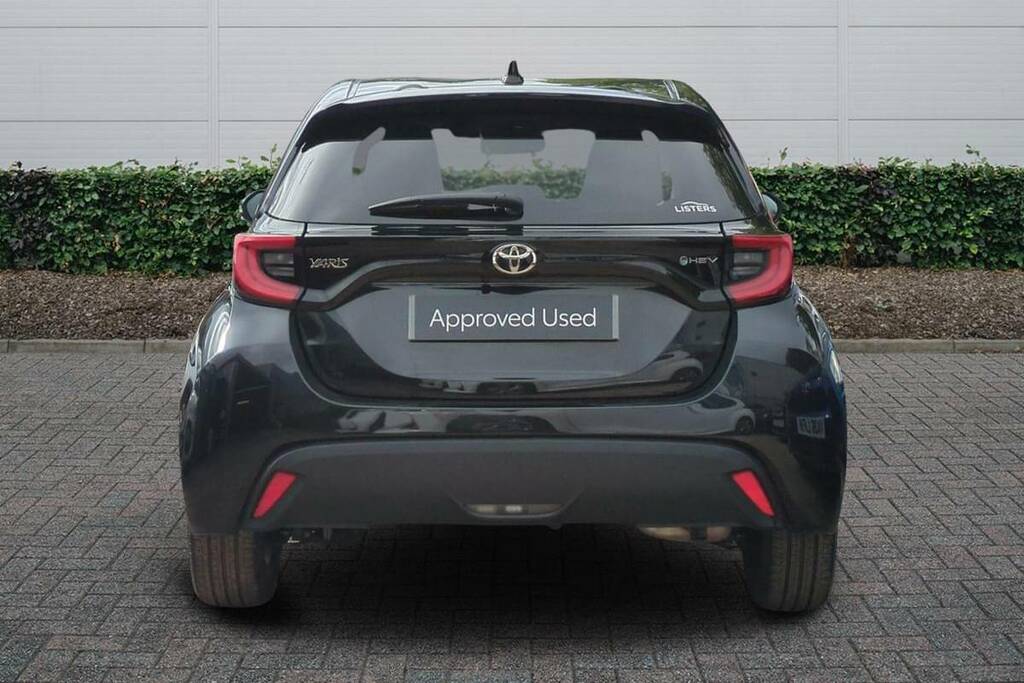 Toyota Yaris 1.5 Hybrid Design Cvt Black #4