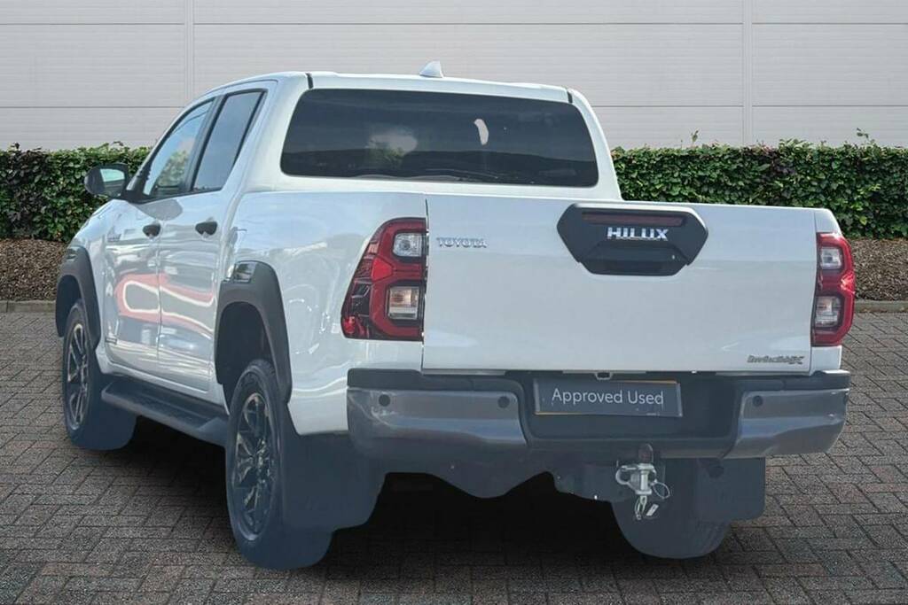 Toyota HILUX Invincible X Dcab Pick Up 2.8 D 48V White #2
