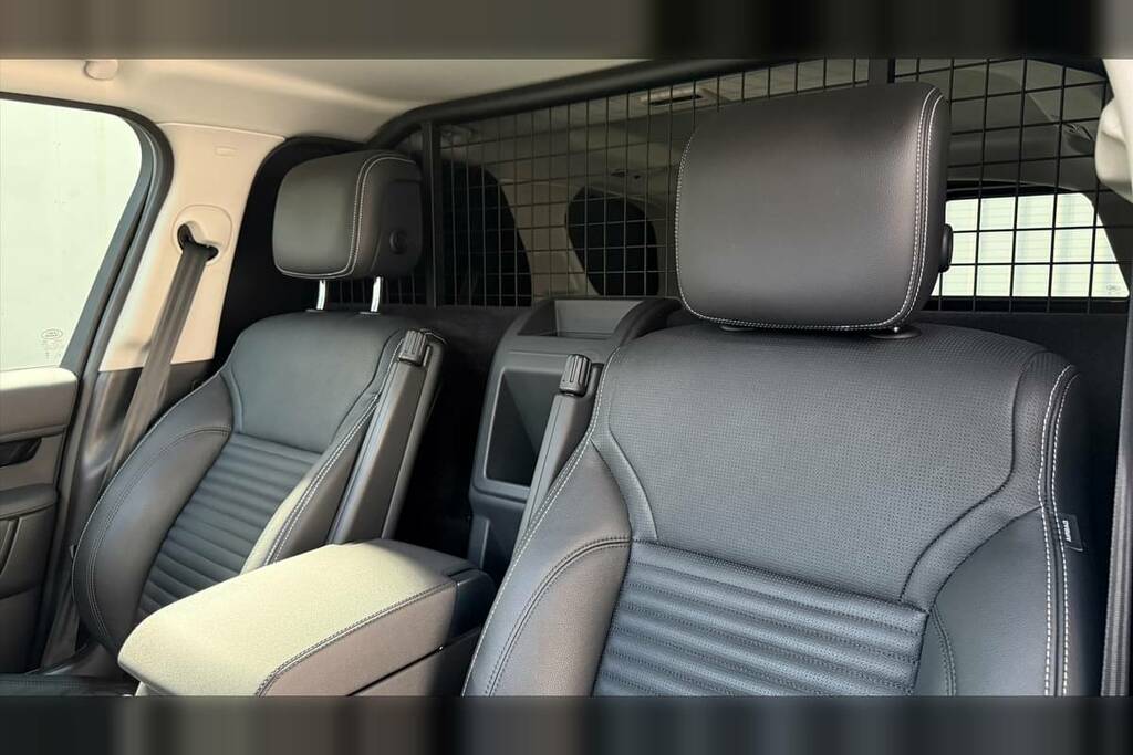 Land Rover Discovery 3.0 D300 Se Commercial Black #4