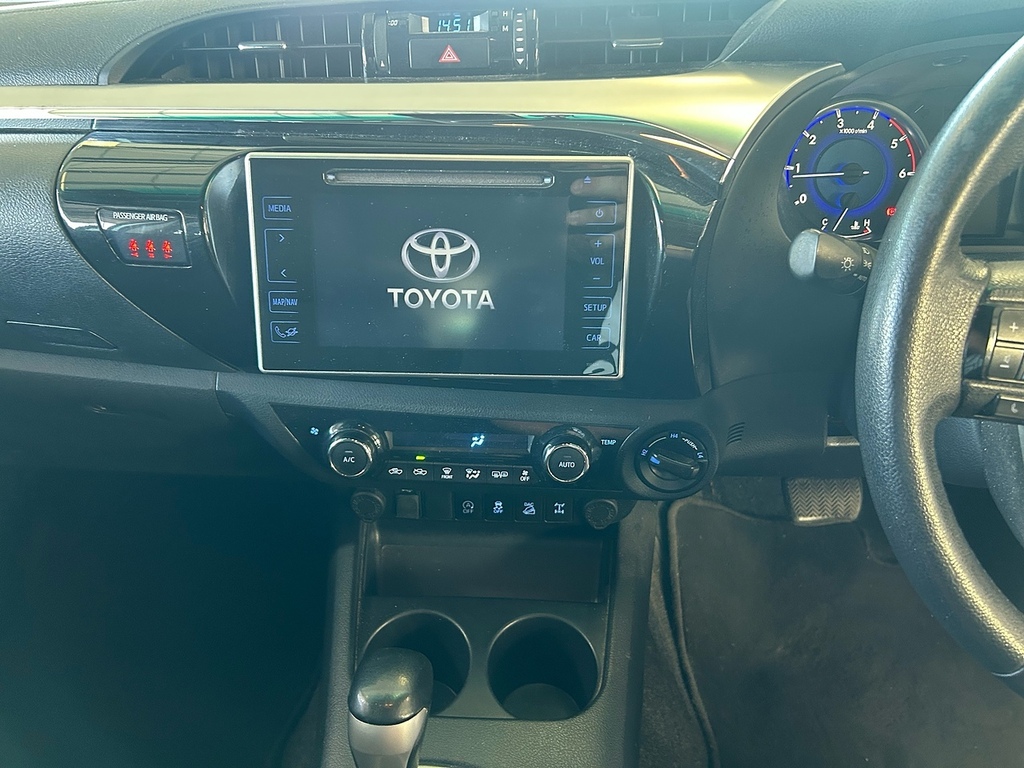 Toyota HILUX 2.4 Hi-luxury Invincible White #10