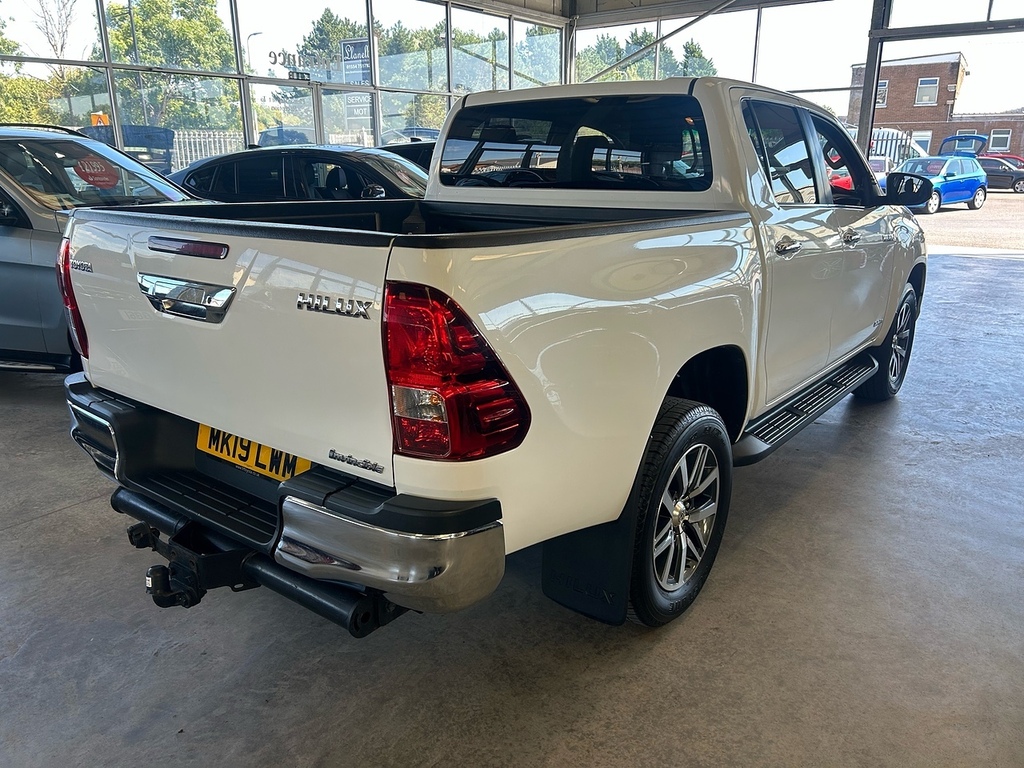 Toyota HILUX D-4d Invincible White #4