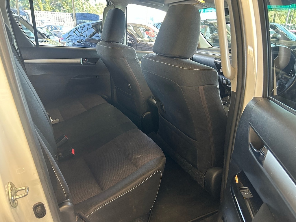 Toyota HILUX 2.4 Hi-luxury Invincible White #8