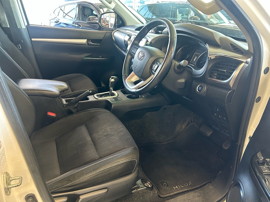 Toyota HILUX 2.4 Hi-luxury Invincible White #7
