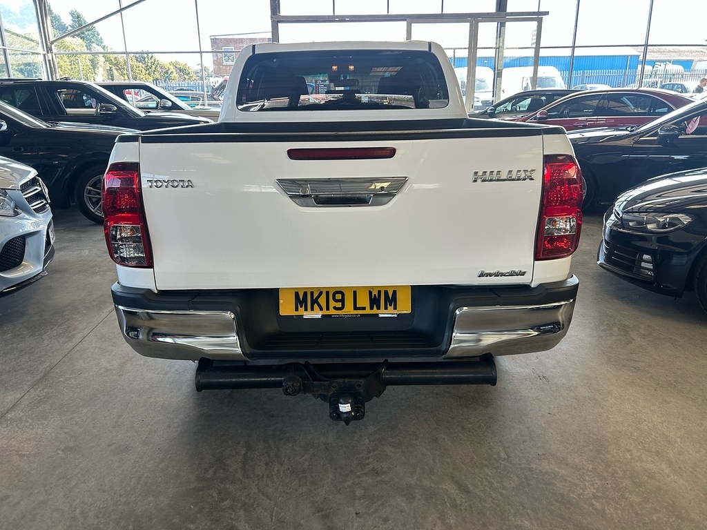 Toyota HILUX D-4d Invincible White #6