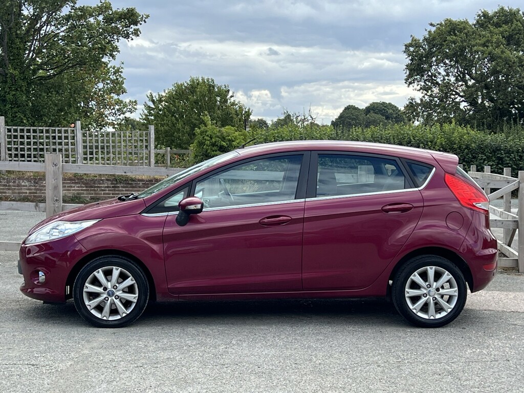 Ford Fiesta Hatchback 1.3 Zetec 2010 Red #3