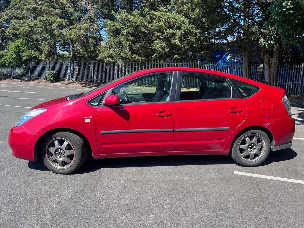 Toyota Prius 1.5 T Spirit Cvt Red #4