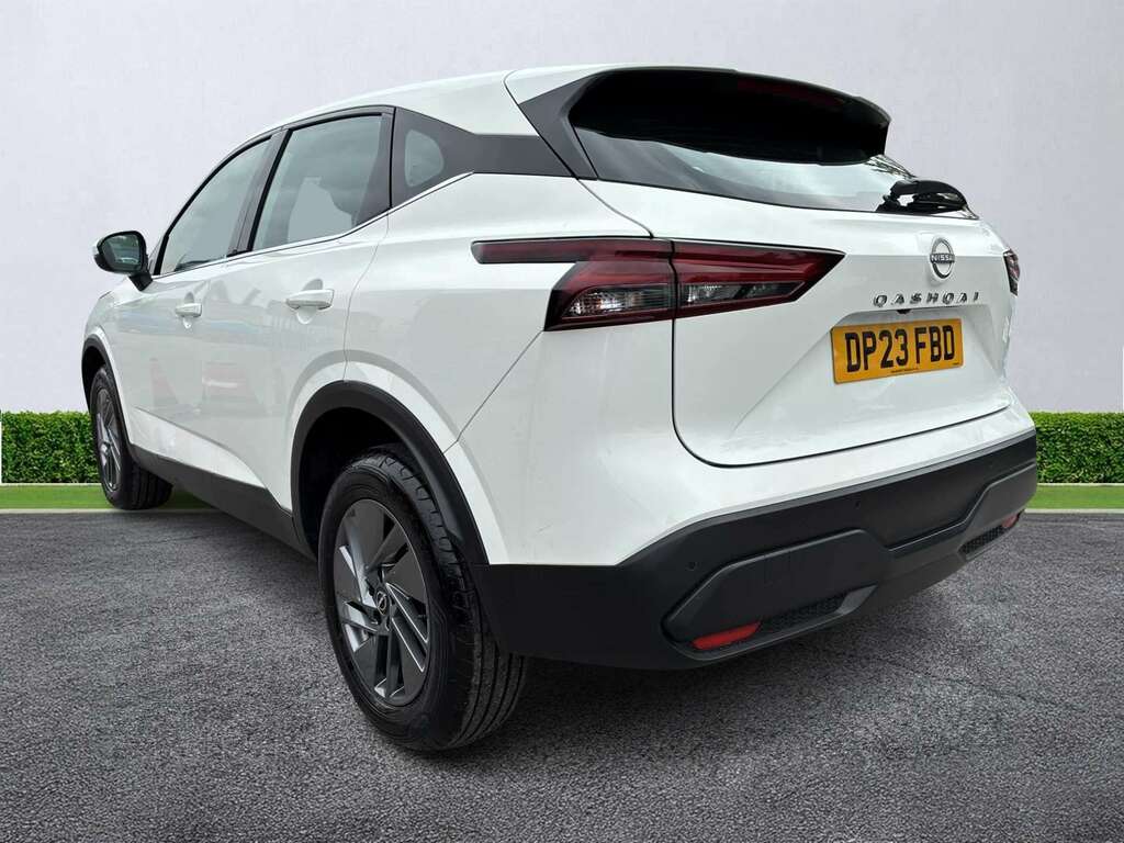 Nissan Qashqai 1.3 Dig-t Mh Acenta Premium DP23FBD White #2