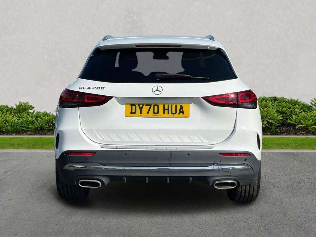 Mercedes-Benz GLA Class Gla 200 Amg Line Executive White #4