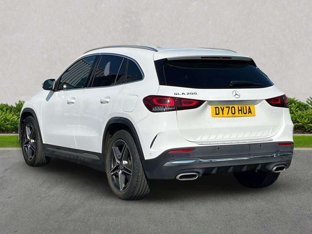 Mercedes-Benz GLA Class Gla 200 Amg Line Executive White #2