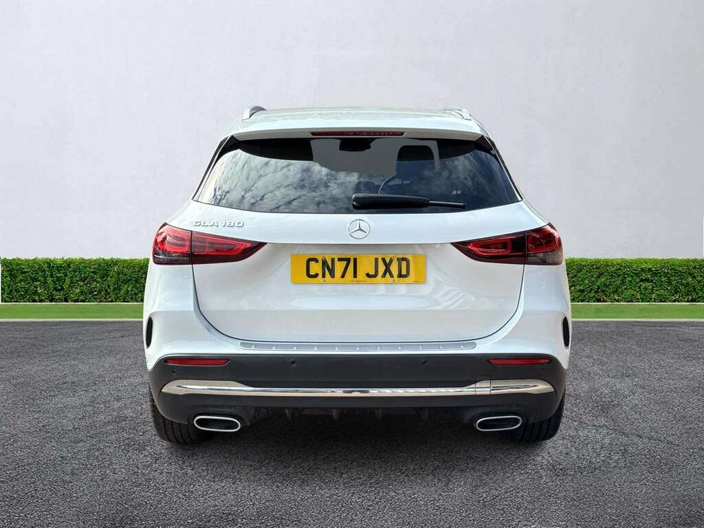 Mercedes-Benz GLA Class Gla 180 Amg Line Premium White #4
