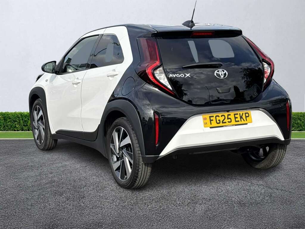 Toyota Aygo X 1.0 Vvt-i Edge FG25EKP White #2