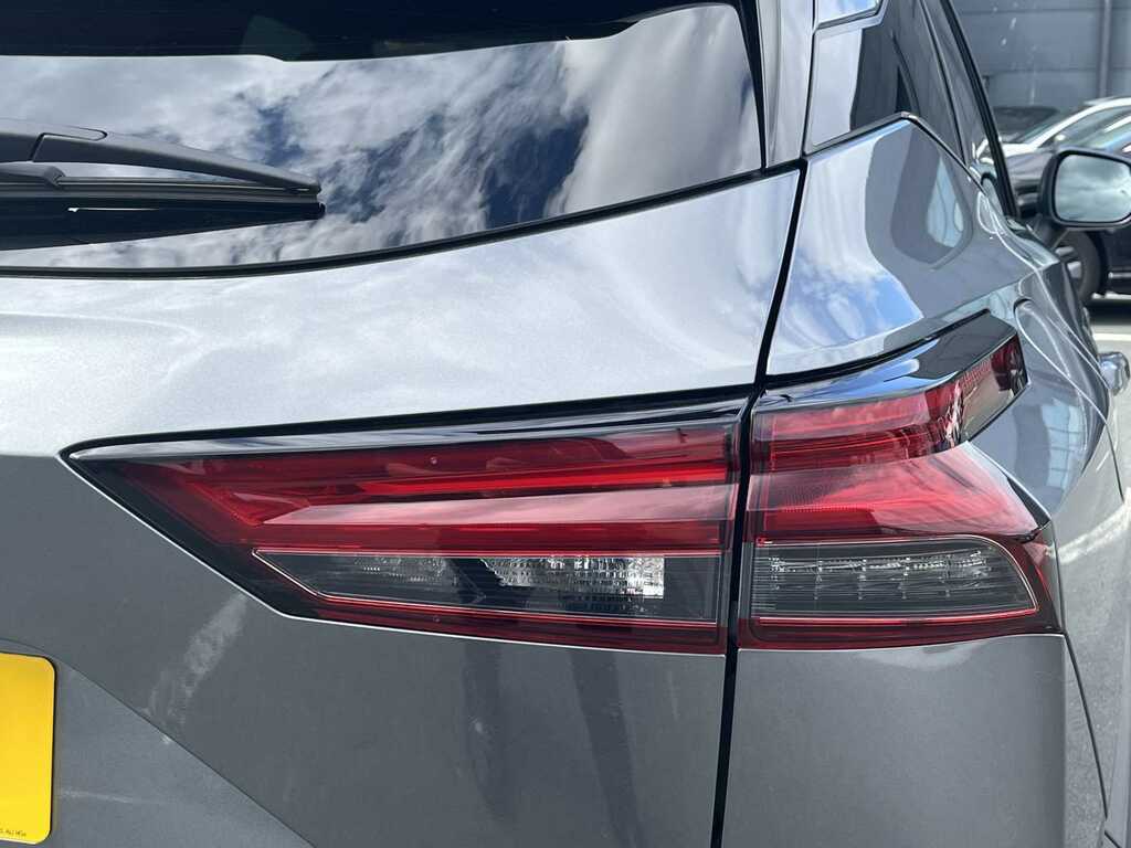 Nissan Qashqai Hatchback Red #28