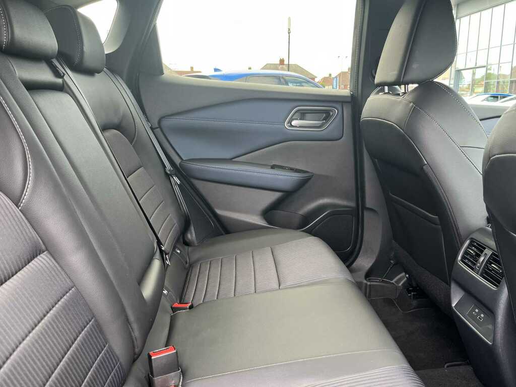 Nissan Qashqai Hatchback Red #15