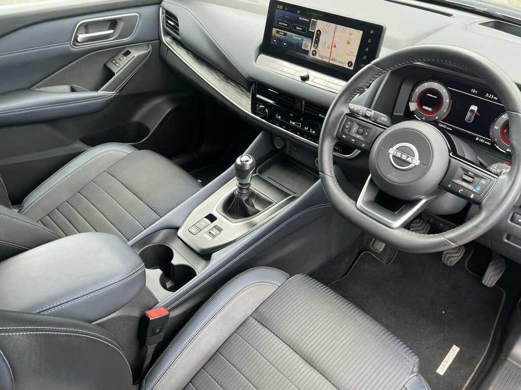 Nissan Qashqai Hatchback Red #14