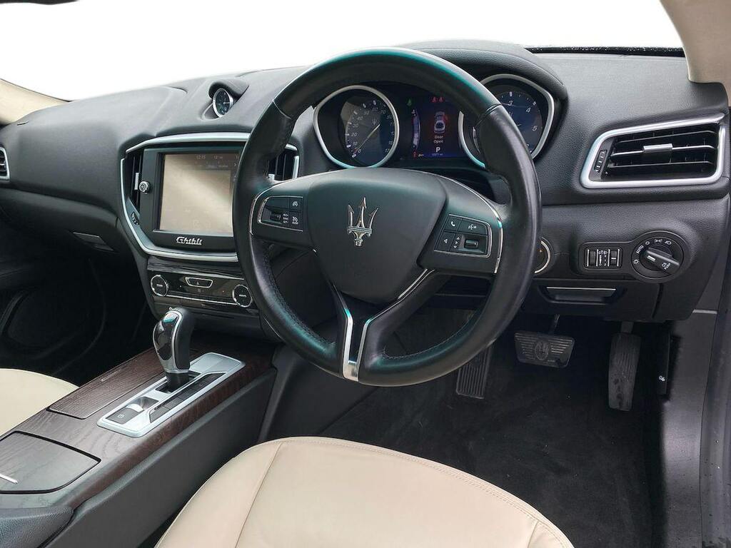 Maserati Ghibli Saloon White #9