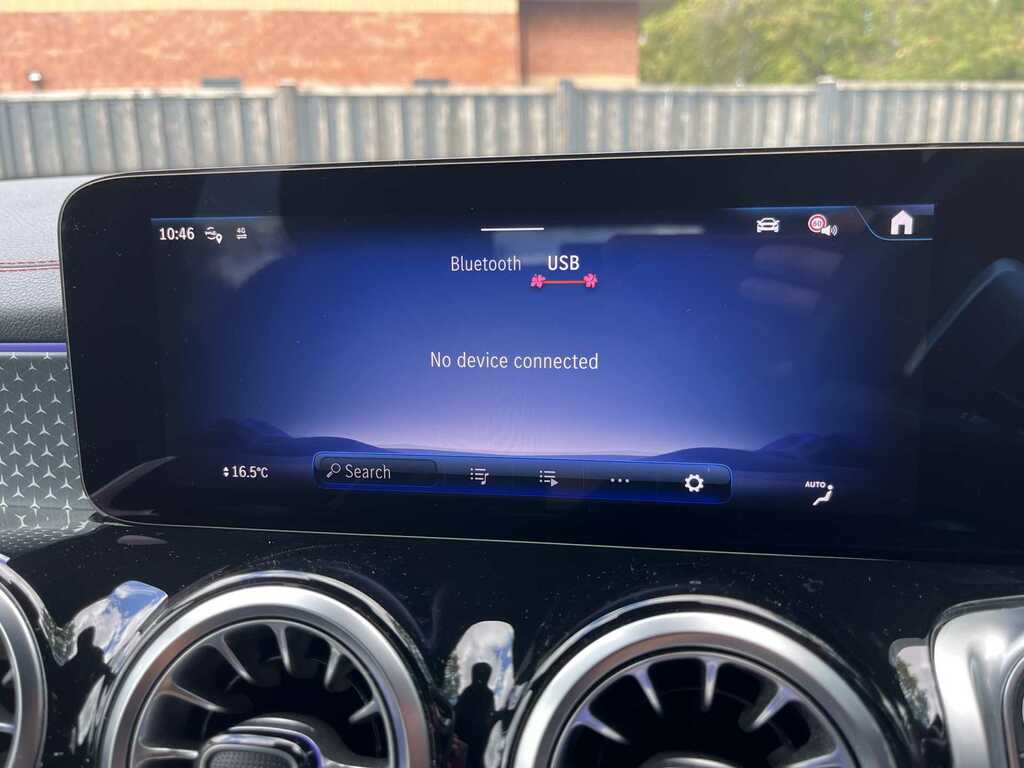 Mercedes-Benz EQB Eqb 300 66.5Kwh Amg Line Premium 4Matic White #40