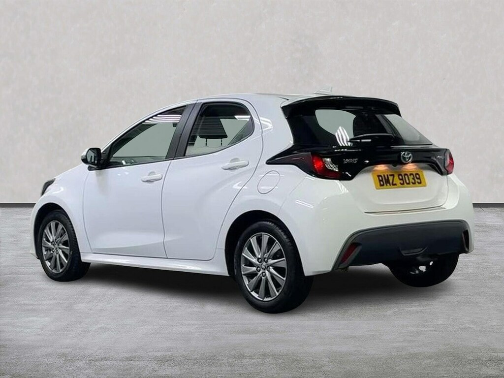 Toyota Yaris 1.5 Vvt-h Icon Hatchback Hybrid E-cvt E White #2