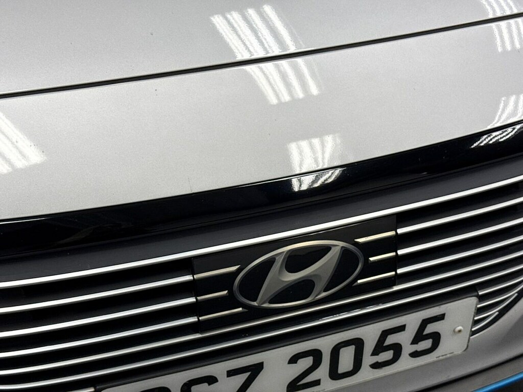 Hyundai Ioniq Premium White #28