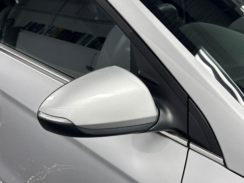 Hyundai Ioniq Premium White #30
