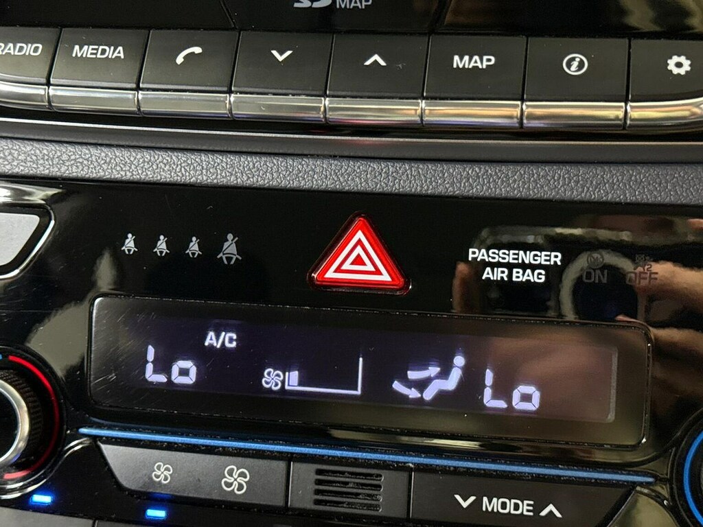 Hyundai Ioniq Premium White #22